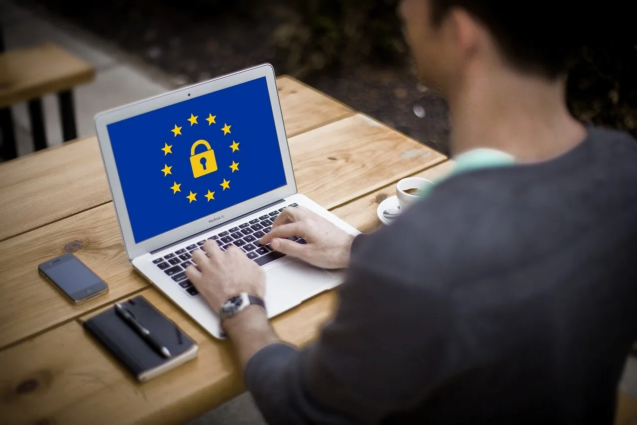 Ordinateur portable affichant un cadenas sur fond drapeau européen